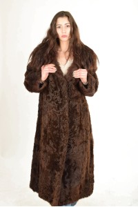 Тъмно кафяво палто от естествен косъм