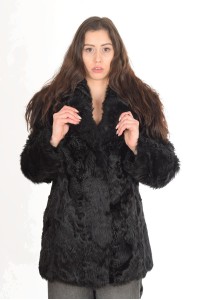 Кокетно черно палто от естествен косъм