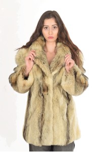 Екстравагантно палто от вълк