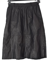 Хубава черна дамски пола от естествена кожа